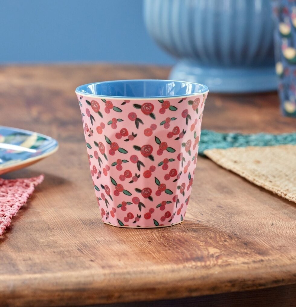 Melaminmugg A Rose Is A Rose Print från Rice på träbord