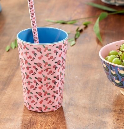 Mugg Latte A Rose Is A Rose Print från Rice på träbord