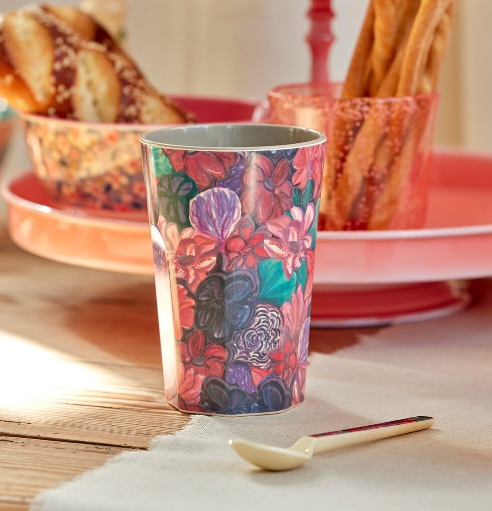 Mugg Latte Forest Flower Print från Rice på träbord