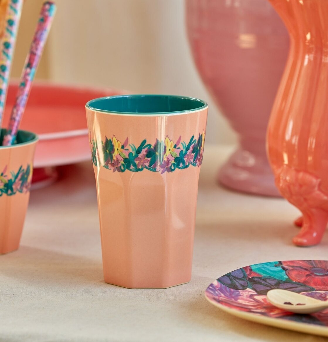 Mugg Latte Hilma Forever Print från Rice med blommönster