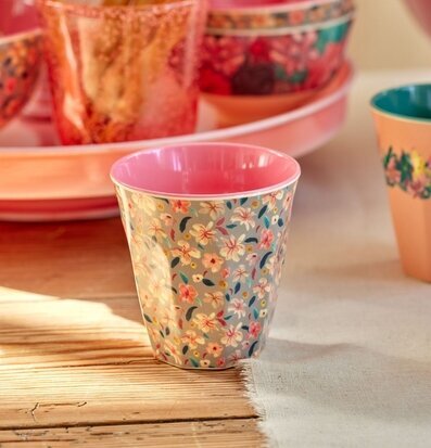 Melaminmugg Sandy Flower Print från Rice på träbord