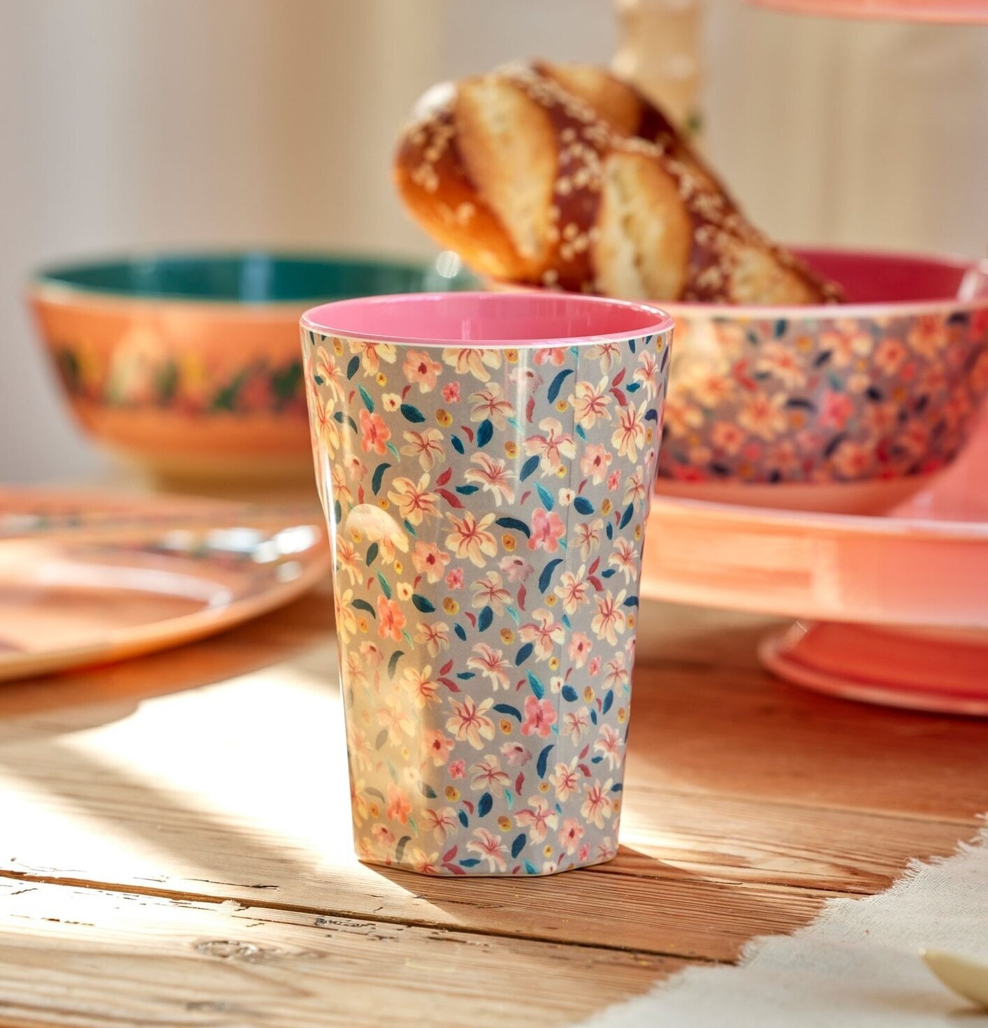 Mugg Latte Sandy Flower Print från Rice på rustikt träbord