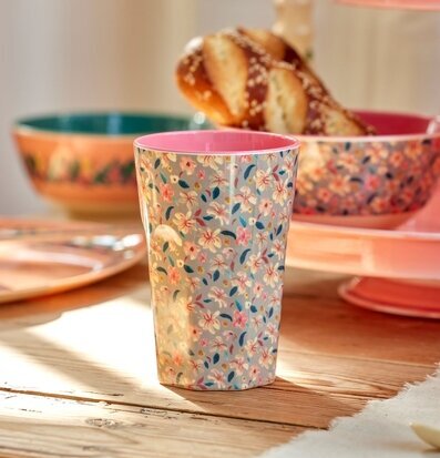 Mugg Latte Sandy Flower Print från Rice på rustikt träbord