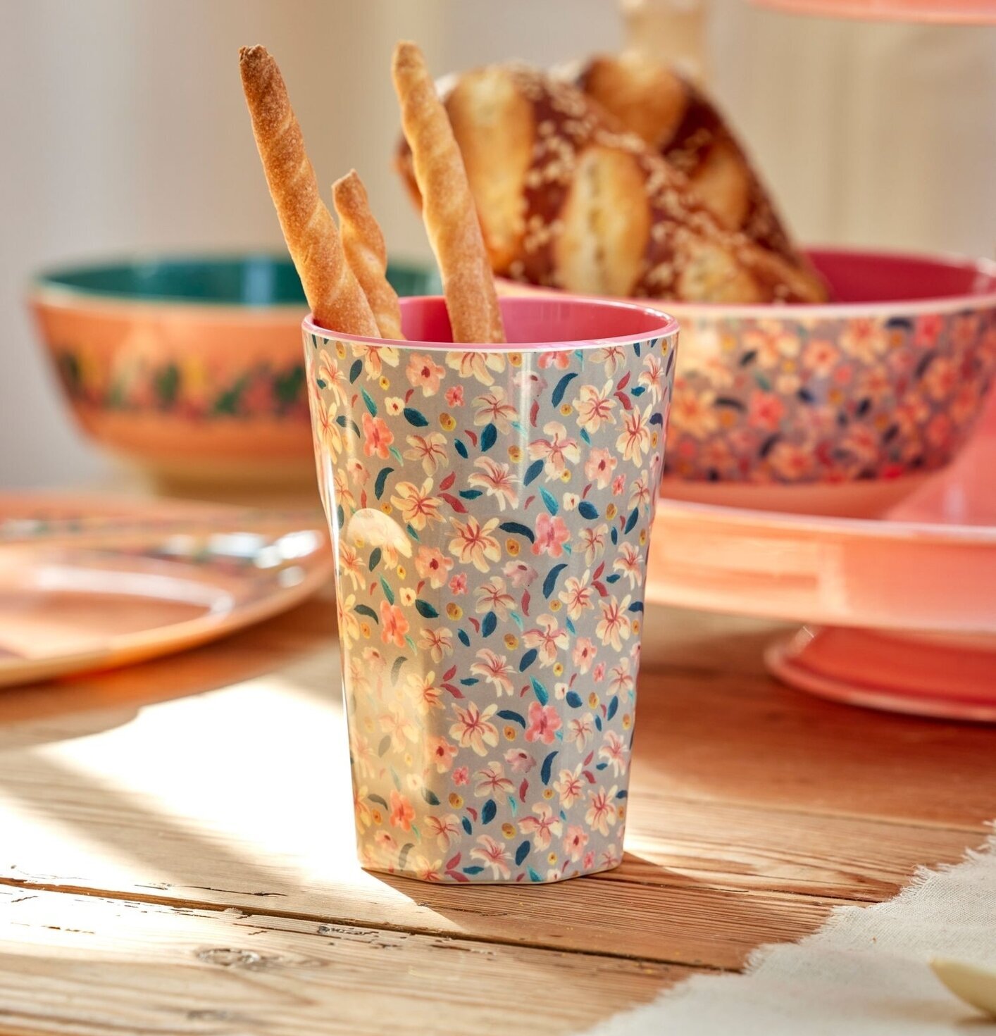 Mugg Latte Sandy Flower Print från Rice på rustikt träbord