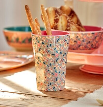 Mugg Latte Sandy Flower Print från Rice på rustikt träbord