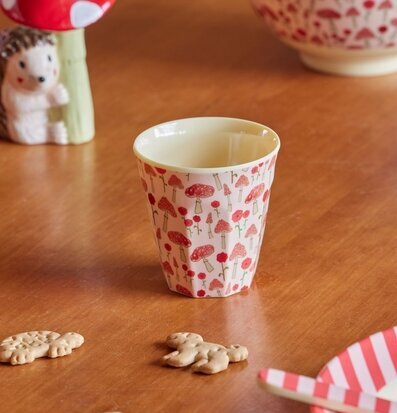 Barnmugg Pink Happy Forest Print från Rice på träbord