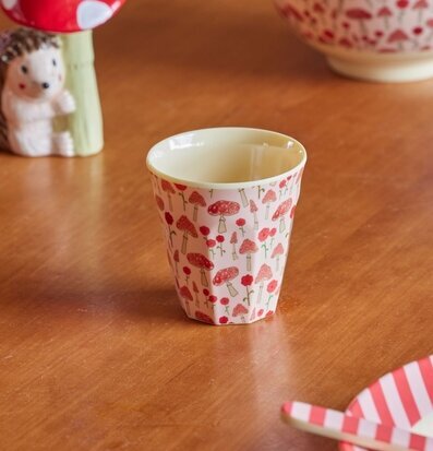 Barnmugg Pink Happy Forest Print från Rice på träbord