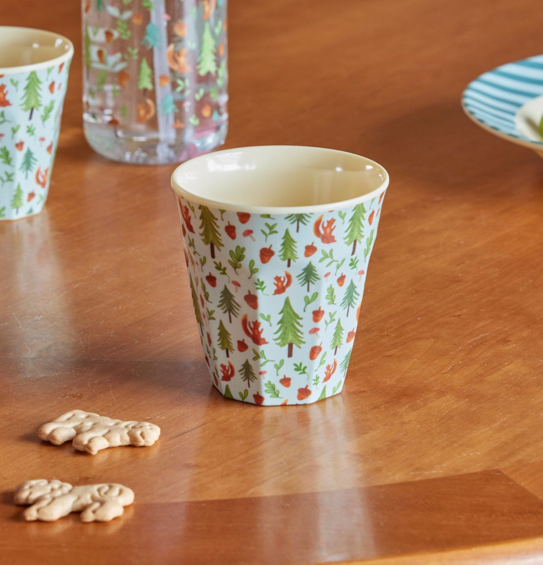 Melaminmugg Blue Happy Forest Print från Rice på träbord