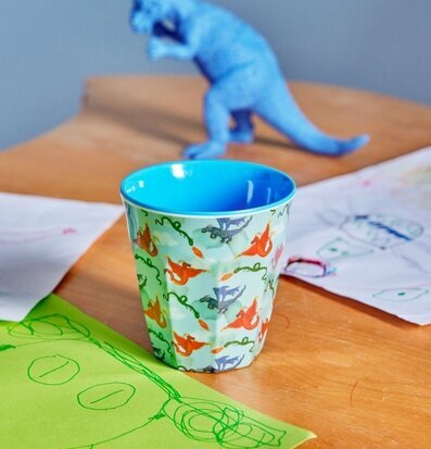 Melaminmugg Dragon Print från Rice på träbord med teckningar