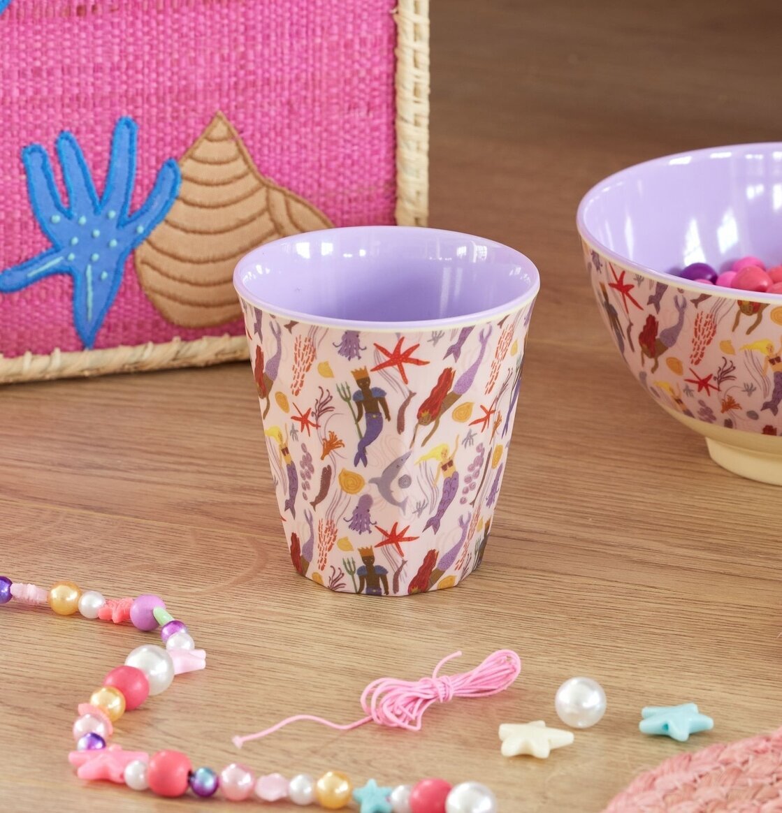 Melaminmugg Mermaid Print från Rice på ljust träbord