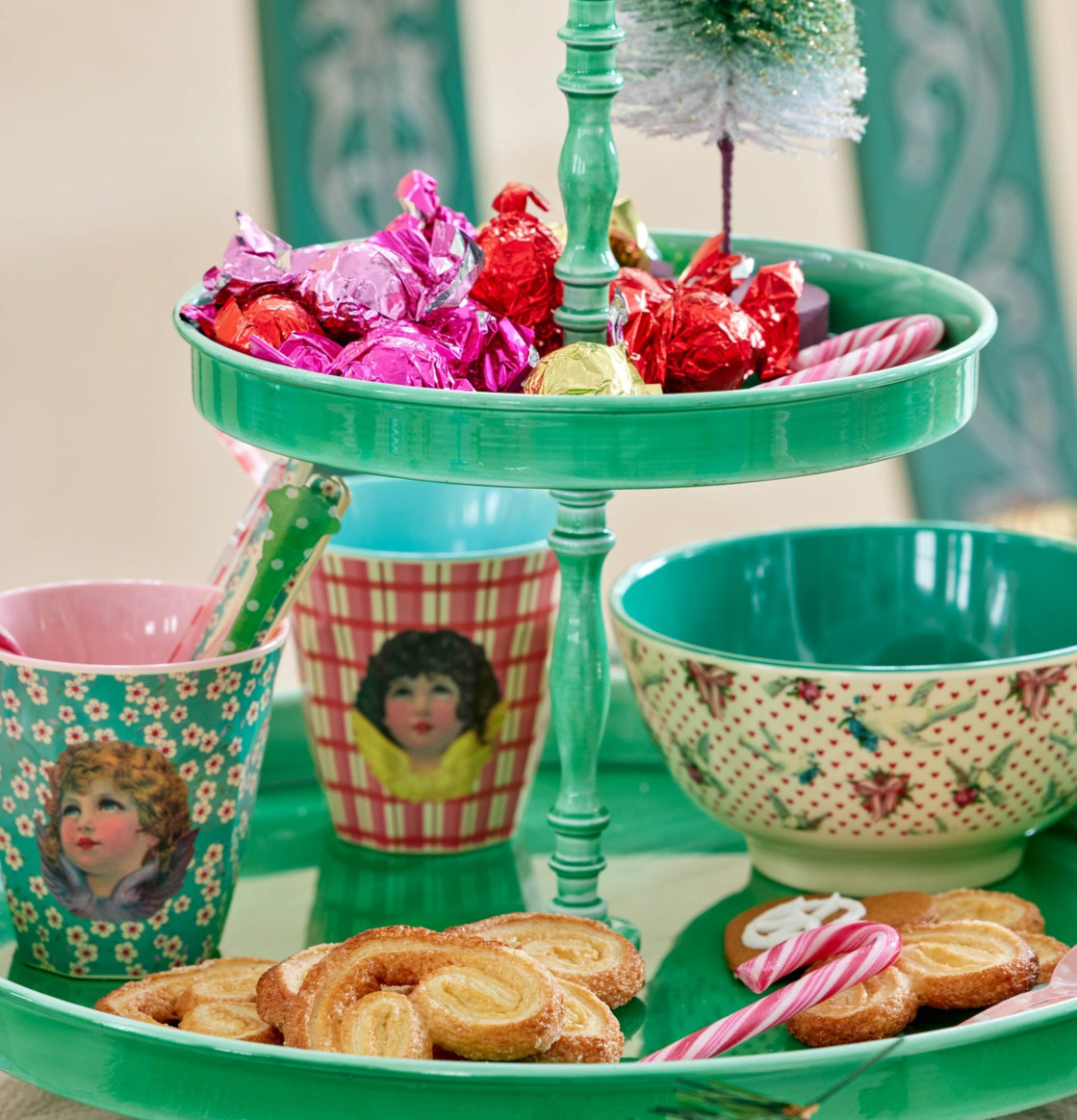 Melaminmugg Angel Print från Rice på grönt serveringsfat