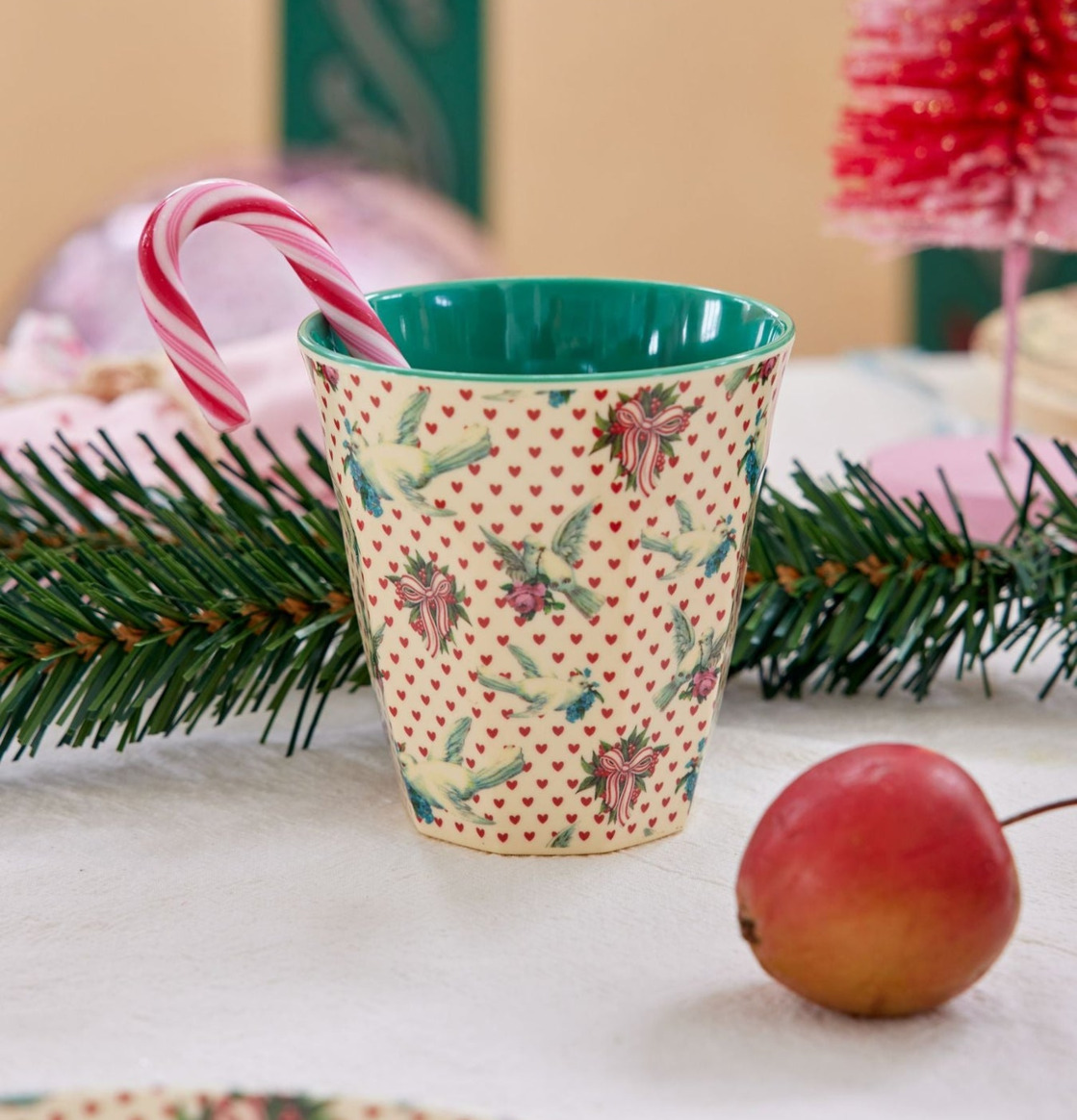 Melaminmugg Dove Print från Rice på ett juldekorerat bord