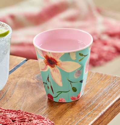 Melaminmugg Selma Flower Print från Rice på ett träbord