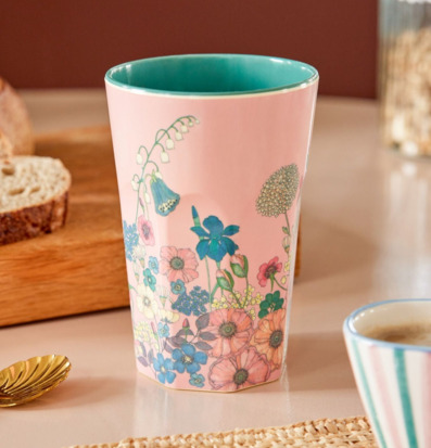 Mugg Latte Flower Collage Print från Rice på ljus bordsduk