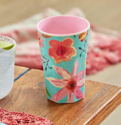 Mugg Latte Selma Flower Print från Rice på rustikt träbord