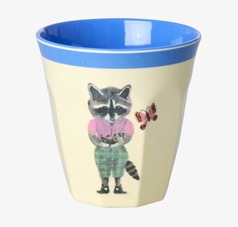 Bild av melaminmugg med tvättbjörn och fjärilsmotiv