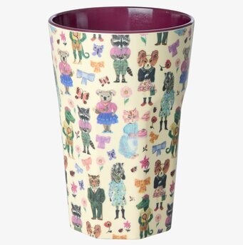 Foto av mugg med fantasifullt djurmönster och färger