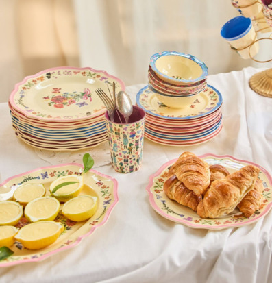 Bild av färgsprakande och inbjudande bordsdukning