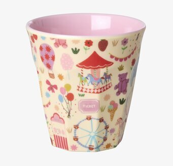 Bild av livfull mugg med nöjesparkstema och pastellfärger