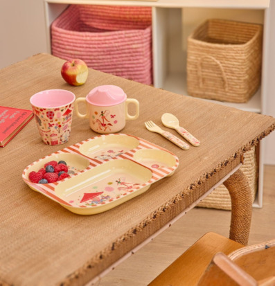 Bild av hemtrevlig atmosfär med färgglada köksartiklar