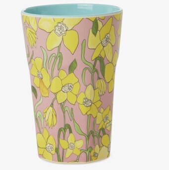 Bild på mugg med påskliljor i gult på rosa bakgrund melamin