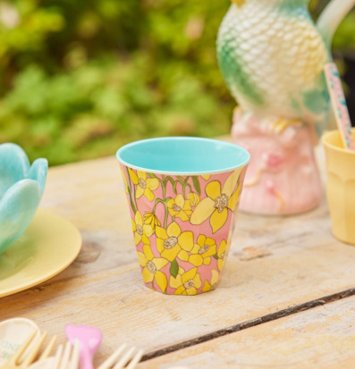 Bild av färgstark picknick med blommig mugg och pastellfika