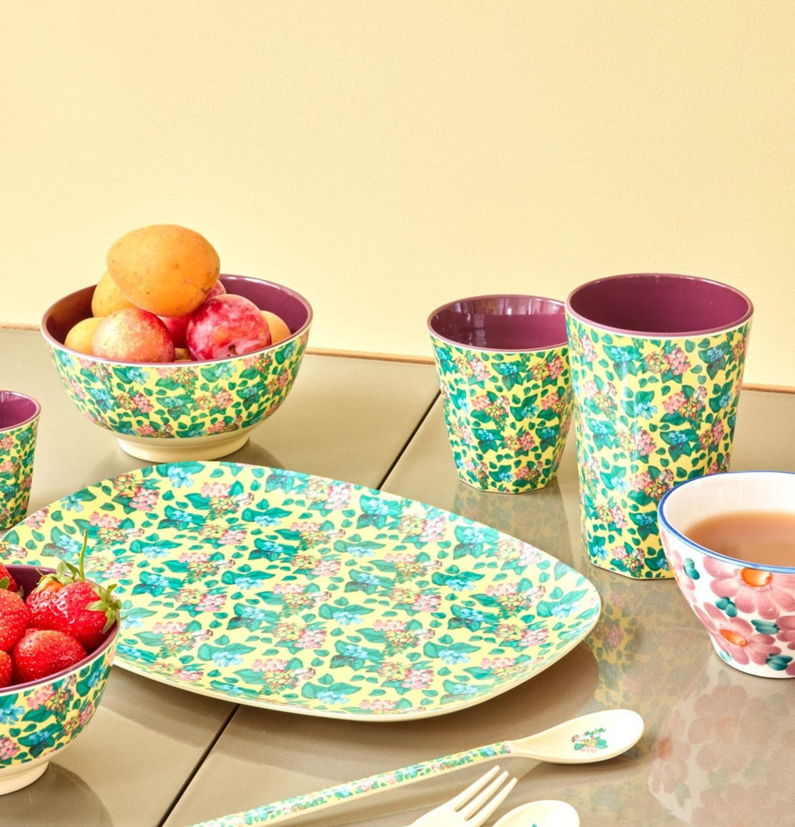 Bild av färgglad dukning med melamin i blommigt mönster