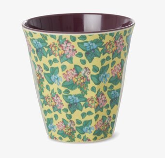 Bild på blommig melaminmugg med lila insida och gul bakgrund