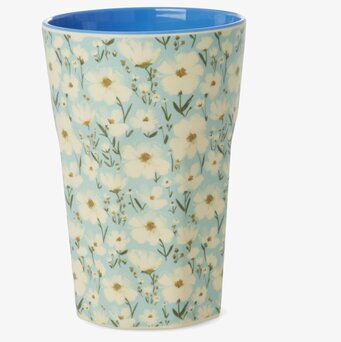 Bild av latte-mugg med blommigt motiv och blå insida
