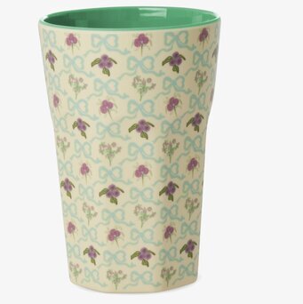 Bild av melaminmugg med blommor och rosetter i lila och grönt