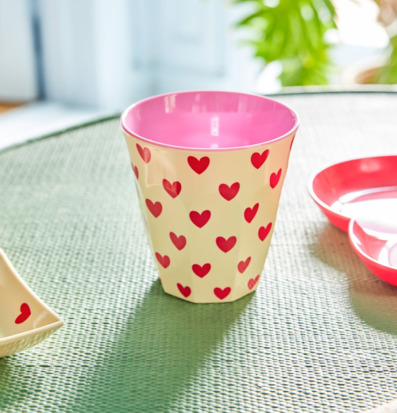 Bild på melaminmugg med röda hjärtan och pastellrosa insida