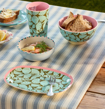 Bild av färgglad picknick med melaminmuggar och havstema