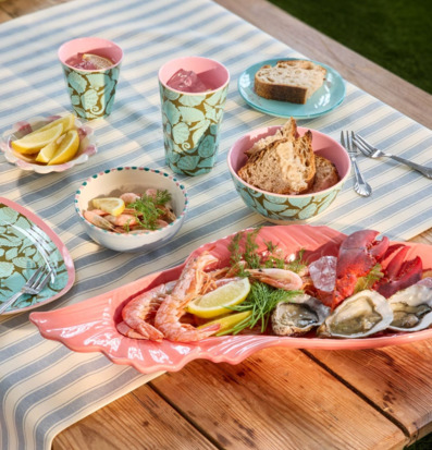 Bild av somrig utomhusdukning med marint tema och skaldjur