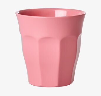Bild på rosa melaminmugg med stilren design och slät yta