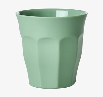 Bild på grön melaminmugg med räfflor och minimalistisk design