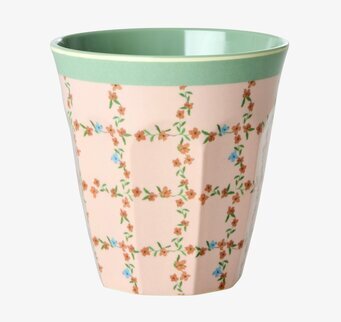 Bild av rosa melaminmugg med blommigt rutmönster och grön kant