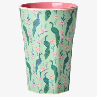 Bild på latte-mugg med påfåglar, blommor och färgglad design