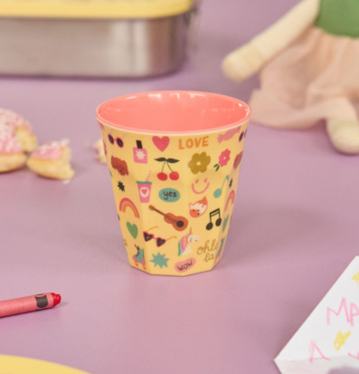Bild av färgglad, lekfull mugg och barnvänlig dukning