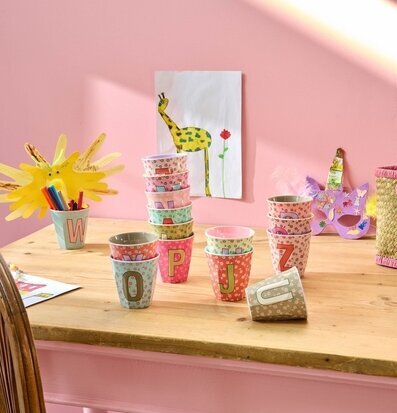 Bild av färgglada bokstavsmuggar och pyssel i barnrum