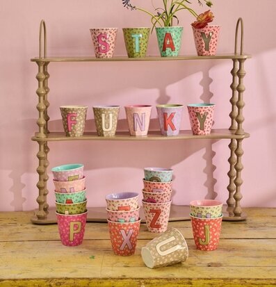 Bild på pastellfärgade bokstavsmuggar med blommigt mönster