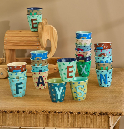 Bild av färgglada melaminmuggar i lekfull och varm miljö