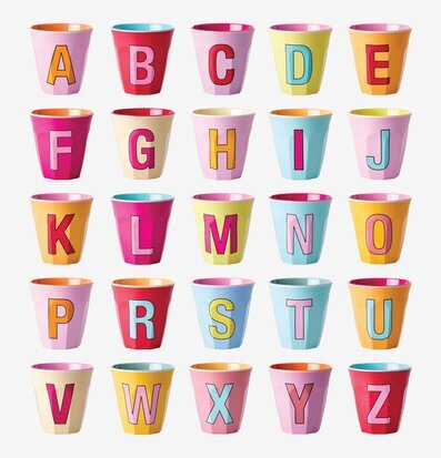 Bild på färgglada melaminmuggar med alfabetet A-Z för barn