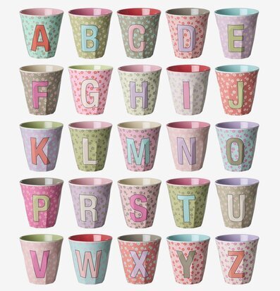 Bild på färgglada melaminmuggar med alfabetet i rutnät