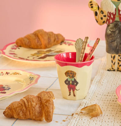 Bild av lekfull dukning med färgstarka motiv och croissanter