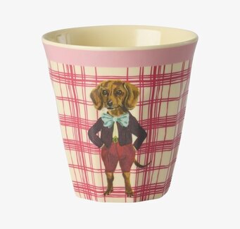 Bild på färgglad barnmugg med tax och rutmönster i melamin