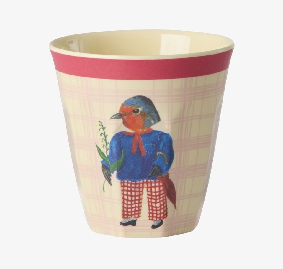 Bild på färgglad barnmugg med fågelmotiv och rutigt mönster