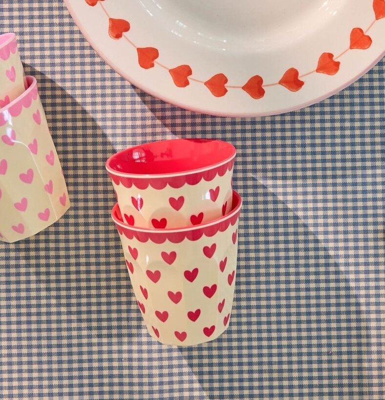 Melaminmugg Hearts Print Röd Rice Melaminmuggar Lattemuggar i melamin Melaminkoppar