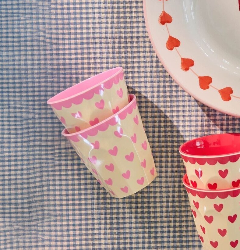 Melaminmugg Hearts Print Rosa Rice Melaminmuggar Lattemuggar i melamin Melaminkoppar