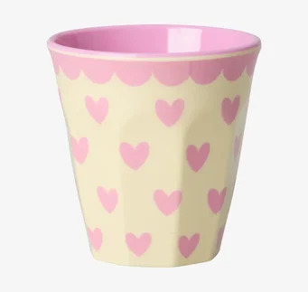 Bild av färgglad melaminmugg med hjärtan och rosa insida