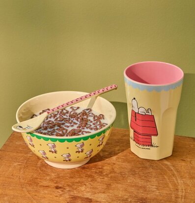 Foto: Frukost med mugg och skål i olivgrön miljö